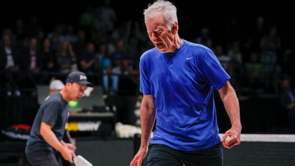 McEnroe fornisce la teatralità, ma Agassi, Vittoria di Roddick $1 milioni al Pickleball Slam